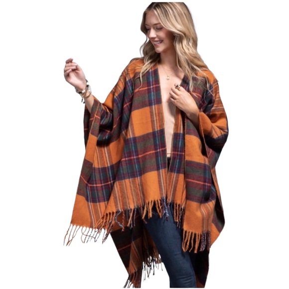 Ruggine Chic Soft Amberglow Plaid Fringe Accent Ruana - Picture 9 of 13
